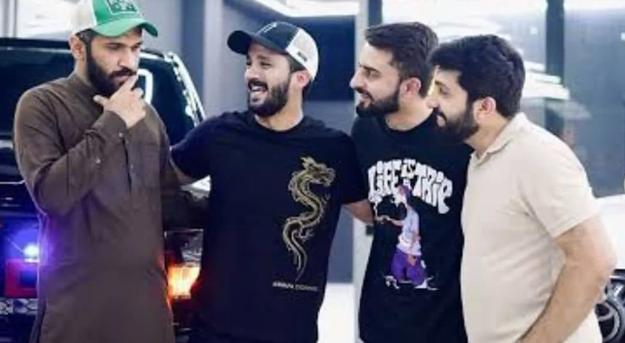 ٹک ٹاکر رجب بٹ اپنے دوستوں کے ساتھ