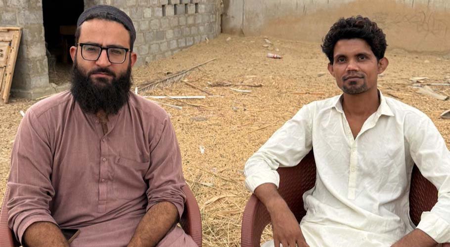 بیس سال بعد ملنے والا نوجوان سوشل ایکٹوسٹ ولی اللہ معروف کے ساتھ، فوٹو فیس بک