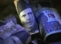 پاکستانی روپے کی قدر میں کمی؟ عالمی ریٹنگ ایجنسی فچ کی نئی رپورٹ نے امید جگا دی