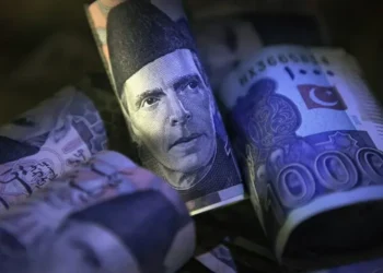 پاکستانی روپے کی قدر میں کمی؟ عالمی ریٹنگ ایجنسی فچ کی نئی رپورٹ نے امید جگا دی