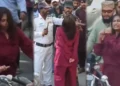نشے میں دھت یا ذہنی مسائل کا شکار؟ گلستان جوہر میں خاتون نے سڑک پر ہلا مچا دیا