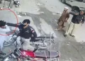 پشاور میں پولیس کی غنڈہ گردی! غریب سوئپر کو بالوں سے پکڑ کر گھسیٹنے کی ویڈیو وائرل