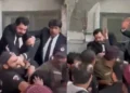 وکیلوں نے مار مار کر حال برا کردیا! 15 سالہ یتیم بچے کی جان لینے والا درندہ قہر کا شکار