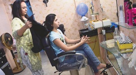 First transgender beautician runs own salon in Karachi