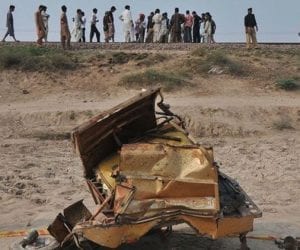 11 dead as coach runs over rickshaw near Matiari