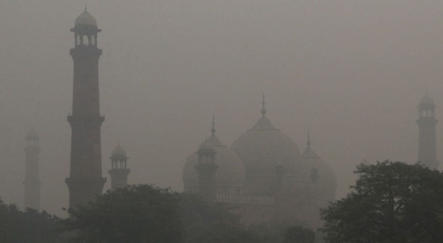 Smog once again affects Lahore as AQI hits 447