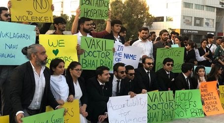 Lawyers protest in Karachi against PIC attack