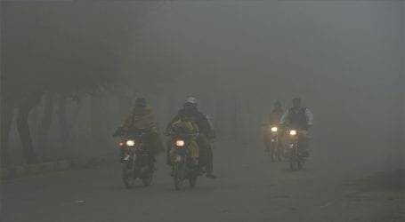 Heavy fog continues in many parts of Pakistan