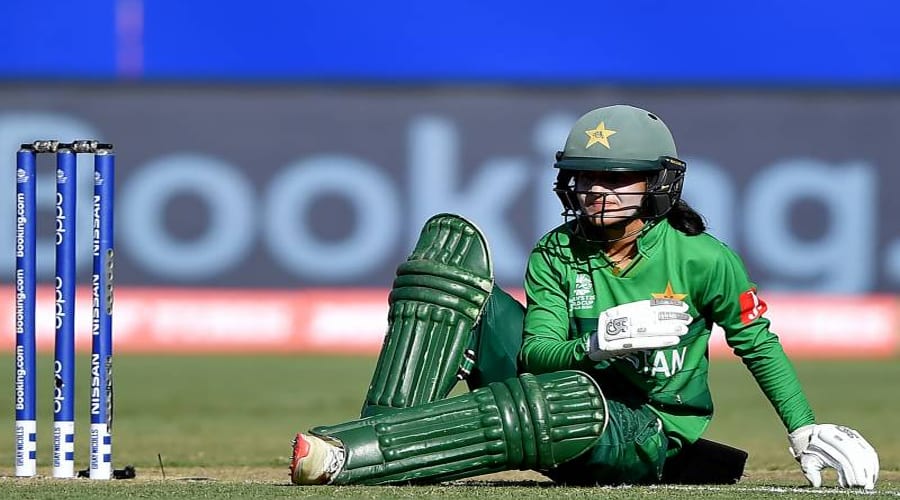 South Africa on Sunday crushed Pakistan