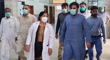 Nasir Hussain Shah hands over protective gear to Abbasi Shaheed Hospital