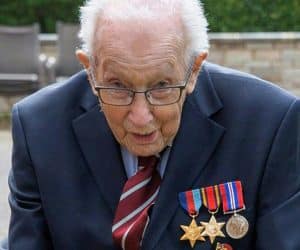 WWII veteran raises £13 mn for UK health workers