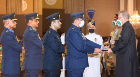 PAF pilots who downed Indian jets receive gallantry awards