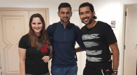 Sania Mirza donates tennis racquet to Aisam’s charity foundation
