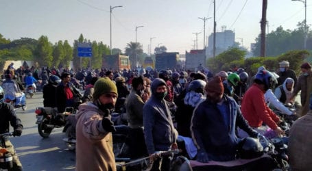Traffic jams across Karachi as Hazara community continue protests