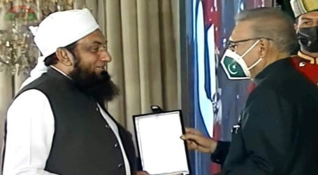 Maulana Tariq Jameel, others get Presidential Award for Excellence