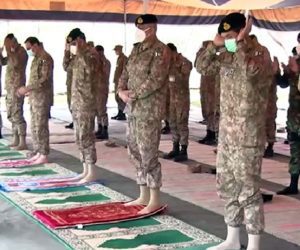 COAS Bajwa offers Eid prayers with troops at LoC