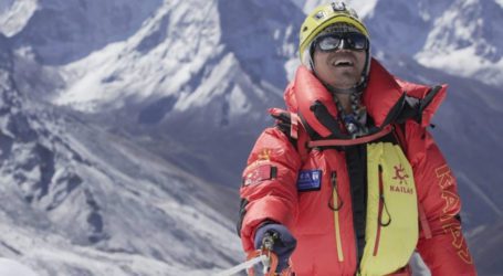 First blind Chinese mountaineer scales Mount Everest