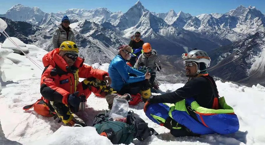 Chinese mountaineer Zhang Hong, the first blind Asian person to scale Mount Everest, on his way up with mountain guides. Source: South China Morning Post