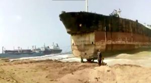 A ship containing 1,500 tonnes of mercury-mixed oil has been allowed to anchor at the Gadani ship-breaking yard. Source: Screengrab/ Online