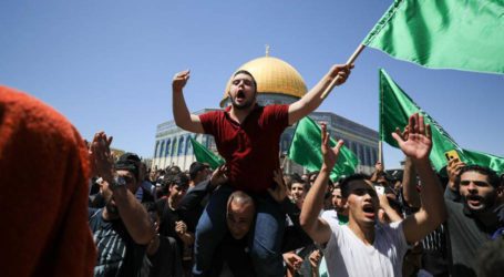 Scores injured as Israeli police, Palestinians clash in Jerusalem