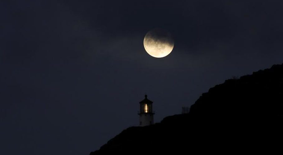 A Super Flower Moon rises over the Makapuu lighthouse in east Oahu, Honolulu, Hawaii. Source: Reuters 