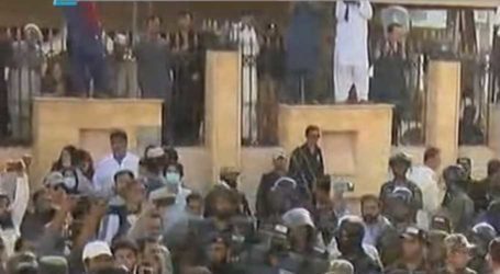 Opposition lawmakers clash with police outside Balochistan Assembly