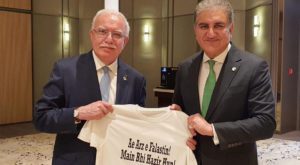 Shah Mahmood Qureshi presents a T-shirt to Foreign Minister of Palestine Dr Riyad Maliki. Source: PID