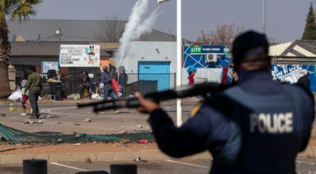 Death toll climbs to 95 as South Africa violence soars