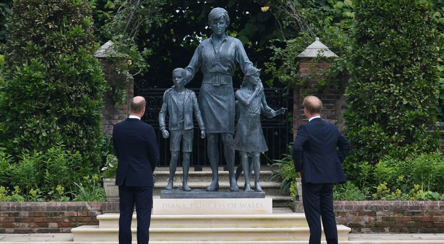 The statue commissioned in honour of Diana was unveiled in the Sunken Garden of Kensington Palace. Source: Reuters