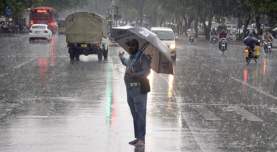 Light rain turns Karachi weather pleasant. (Source: Online)