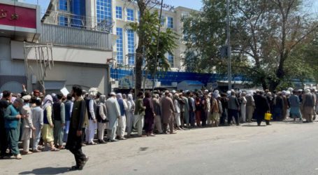 Taliban wrestle with Afghan economy in chaos