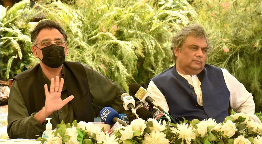 Asad Umar was addressing a press conference alongside Federal Minister for Maritime Affairs Ali Zaidi in Karachi. Source: PID.