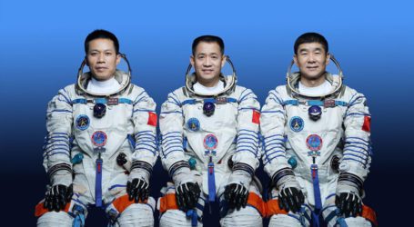 Chinese astronauts return to Earth after 90-day mission