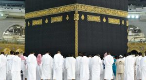 Worshippers pray shoulder-to-shoulder in Makkah's Grand Mosque. (Source: Twitter)