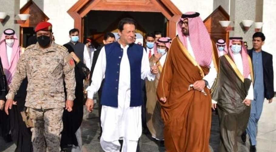 PM Imran arrives in Madina to pay respect at Roza-e-Rasool (PBUH). (Source: APP)