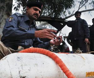 Bomb disposal squad safely diffuses bomb in Peshawar