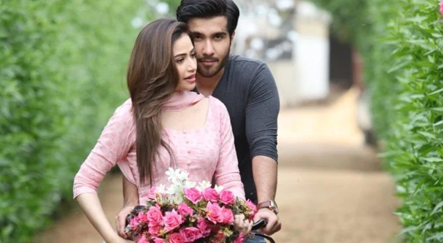 Feroze and Sana are bringing their acting prowess with Ay Musht-e-Khaak (Online)
