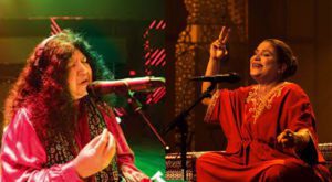 Abida Parveen & Naseebo Lal’s warm interaction wins hearts on Internet (Tribune Express and Dunya News)