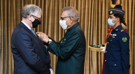 President Alvi confers Hilal-e-Pakistan award on Bill Gates