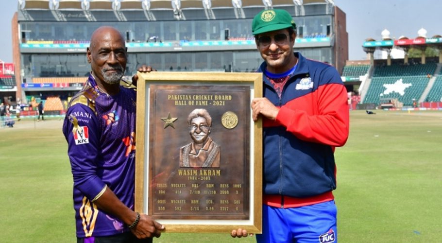 Sir Vivian Richards formally inducted Wasim Akram. Source: PCB.