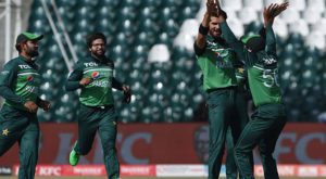 Twitter praises Pakistani bowlers for ‘exceptional performance’
