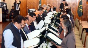 Senate Chairman Sadiq Sanjarani administers oath to members of federal cabinet. Source: Radio Pakistan.