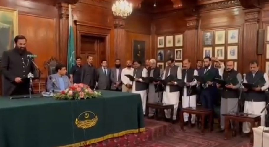 . Chief Minister Hamza Shehbaz was also present at the oath-taking ceremony. Source: Twitter.