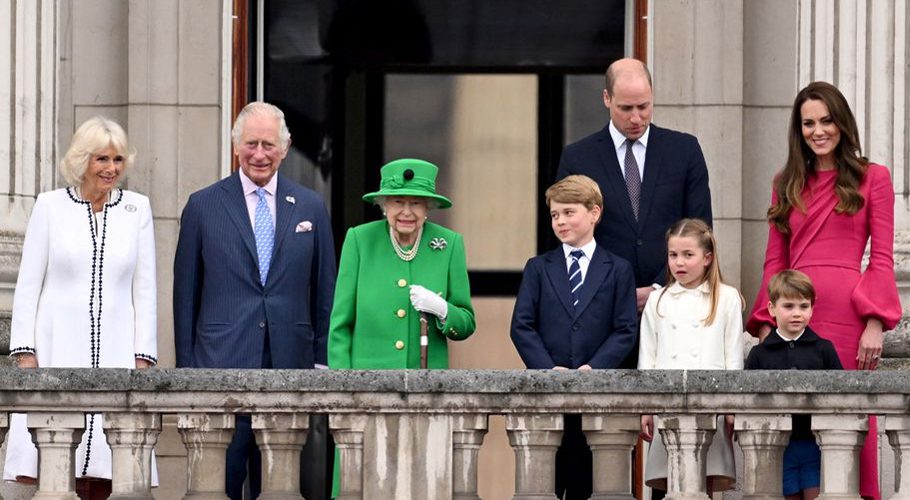 Queen Elizabeth stands on the balcony during the Platinum Pageant. Source: Reuters.