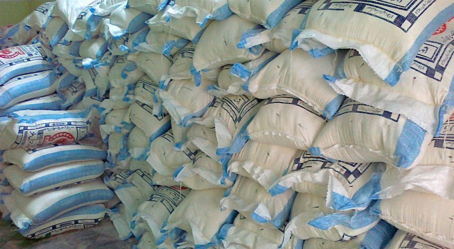 (Photo: The News International) The increasing value of the dollar, the fear of a flour crisis in the country