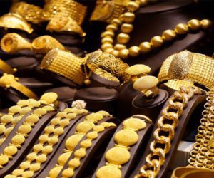 Gold price drops by Rs 700 per tola in Pakistan