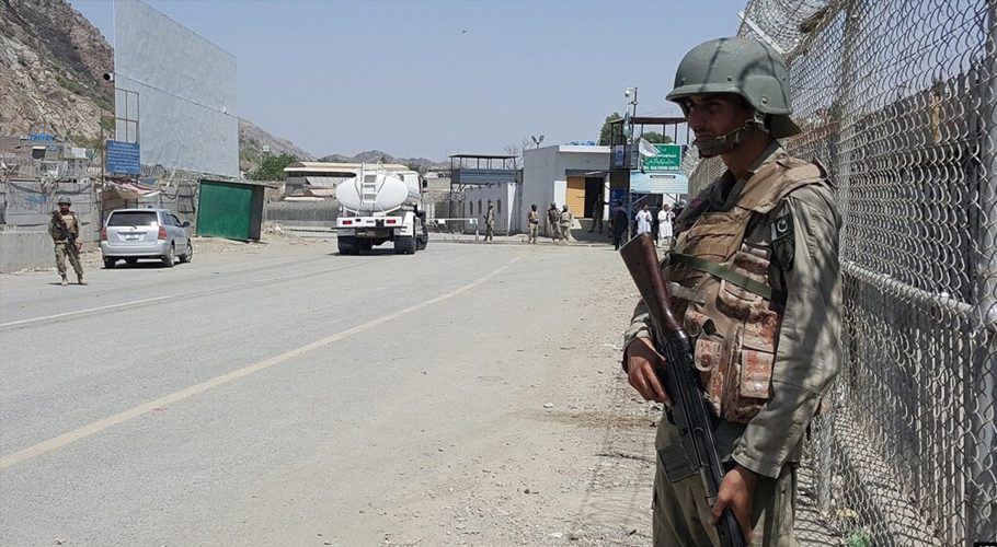 Pakistani soldiers patrol at the Torkham border crossing between Pakistan and Afghanistan in Pakistan's Khyber Pass, June 14, 2016. Both sides are blaming each other for a recent spike in tensions at the frontier. (File AFP)