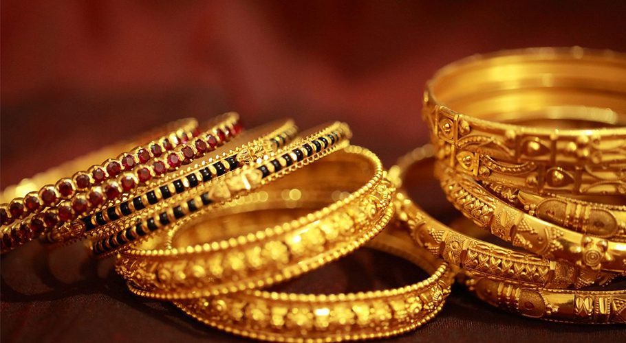 Gold price drops Rs2,700 per tola in Pakistan