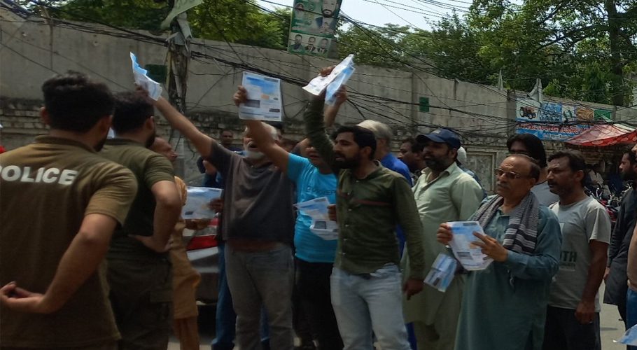 The protesters waved electricity bills and raised slogans against the government and the electricity supply company.
(Image: twitter @sami_randhawa)