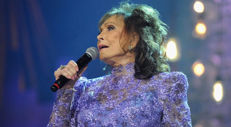 Loretta Lynn -- seen here performing at the Ryman Auditorium on September 17, 2014 in Nashville -- was a groundbreaking star of the country music scene Erika Goldring GETTY IMAGES NORTH AMERICA/AFP/File
